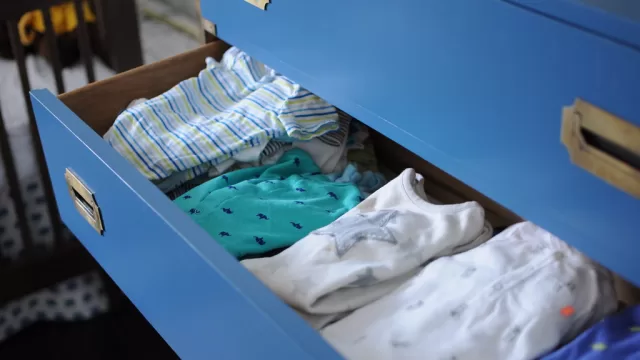 ملابس رضع مرتبة في درج