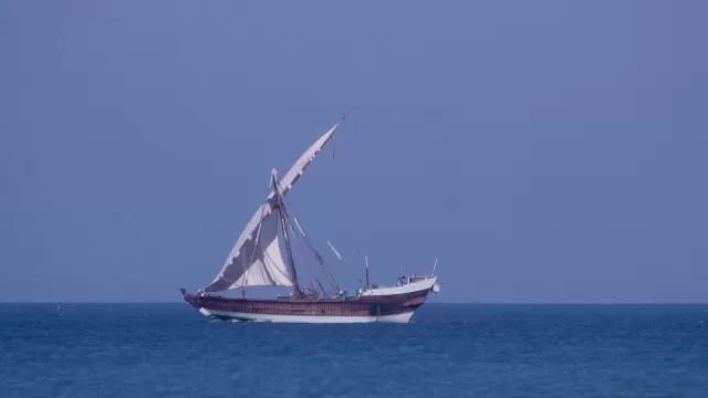 سفينة شراعية خشبية بشراع منشور في عرض البحر