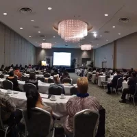 قاعة مؤتمرات بطاولات مرتبة