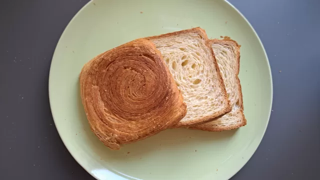 قطعة كرواسون على طبق فاتح