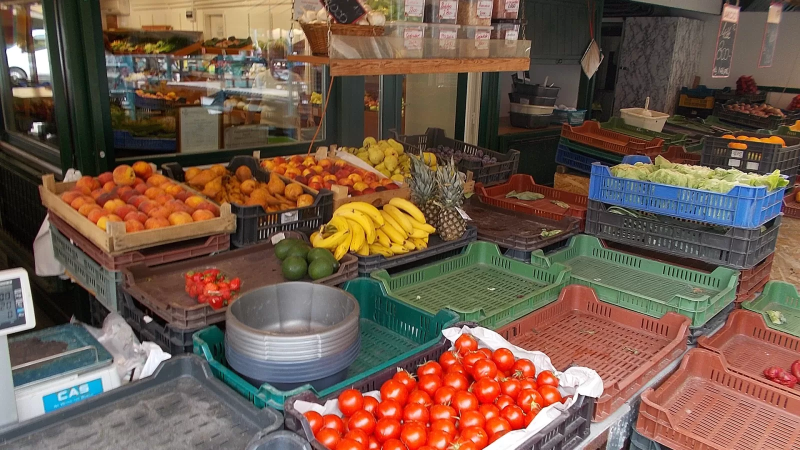 بسطة معروض عليها فاكهة وخضار