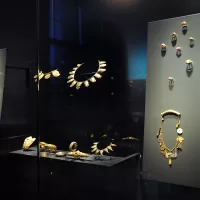 مجوهرات ذهبية في واجهة عرض