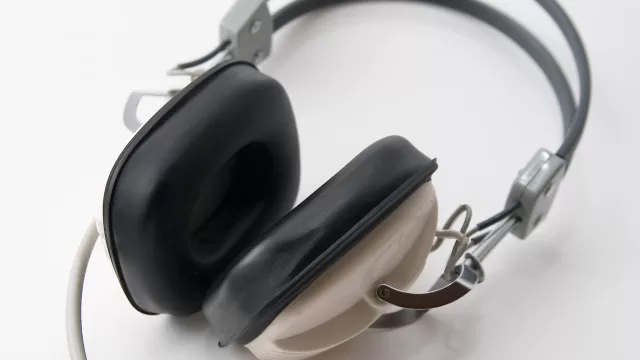 سماعات راس على خلفية بيضاء