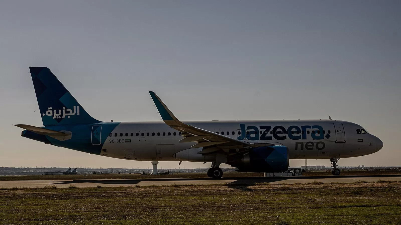 طائرة إيرباص A320neo تابعة لطيران الجزيرة على مدرج المطار