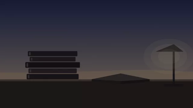 كومة كتب وكتاب مفتوح ومصباح مكتب في ضوء خافت