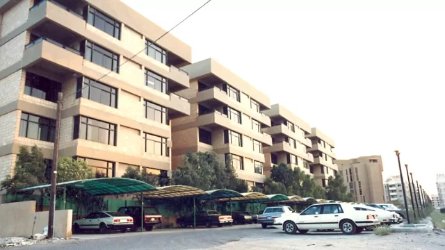 عمارة سكنية في الكويت وسيارات امامها