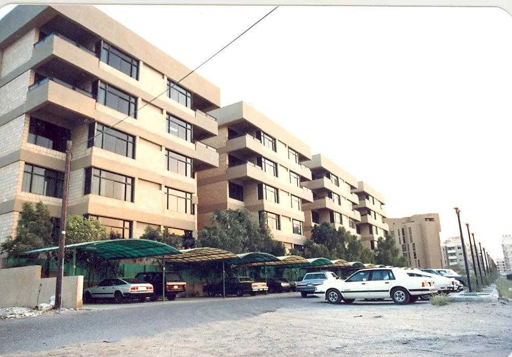 عمارة سكنية في الكويت وسيارات امامها