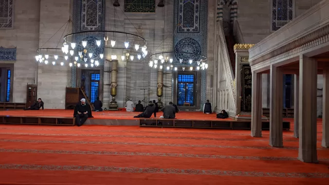 قاعة صلاة في مسجد بسجاد احمر