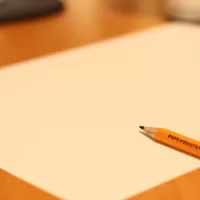 قلم وورقة على مكتب