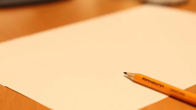قلم وورقة على مكتب