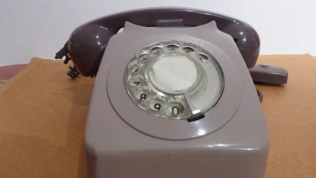 هاتف قديم بقرص دوار