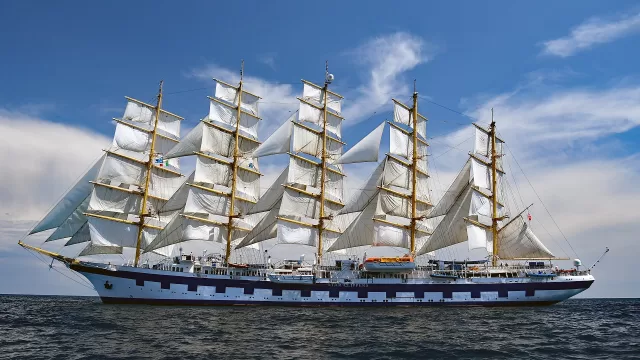 سفينة شراعية كبيرة في البحر