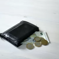 محفظة وعملات معدنية