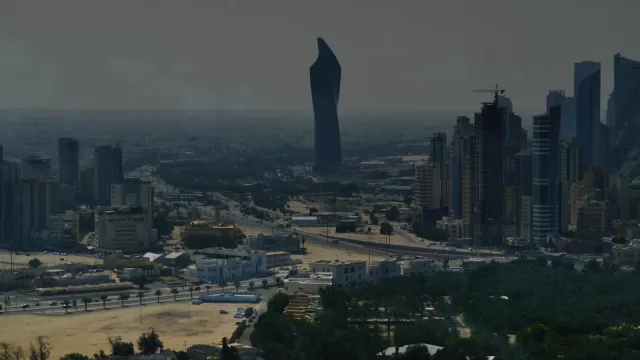 مدينة الكويت من الاعلى، وبرج الحمرا في وسط الصورة