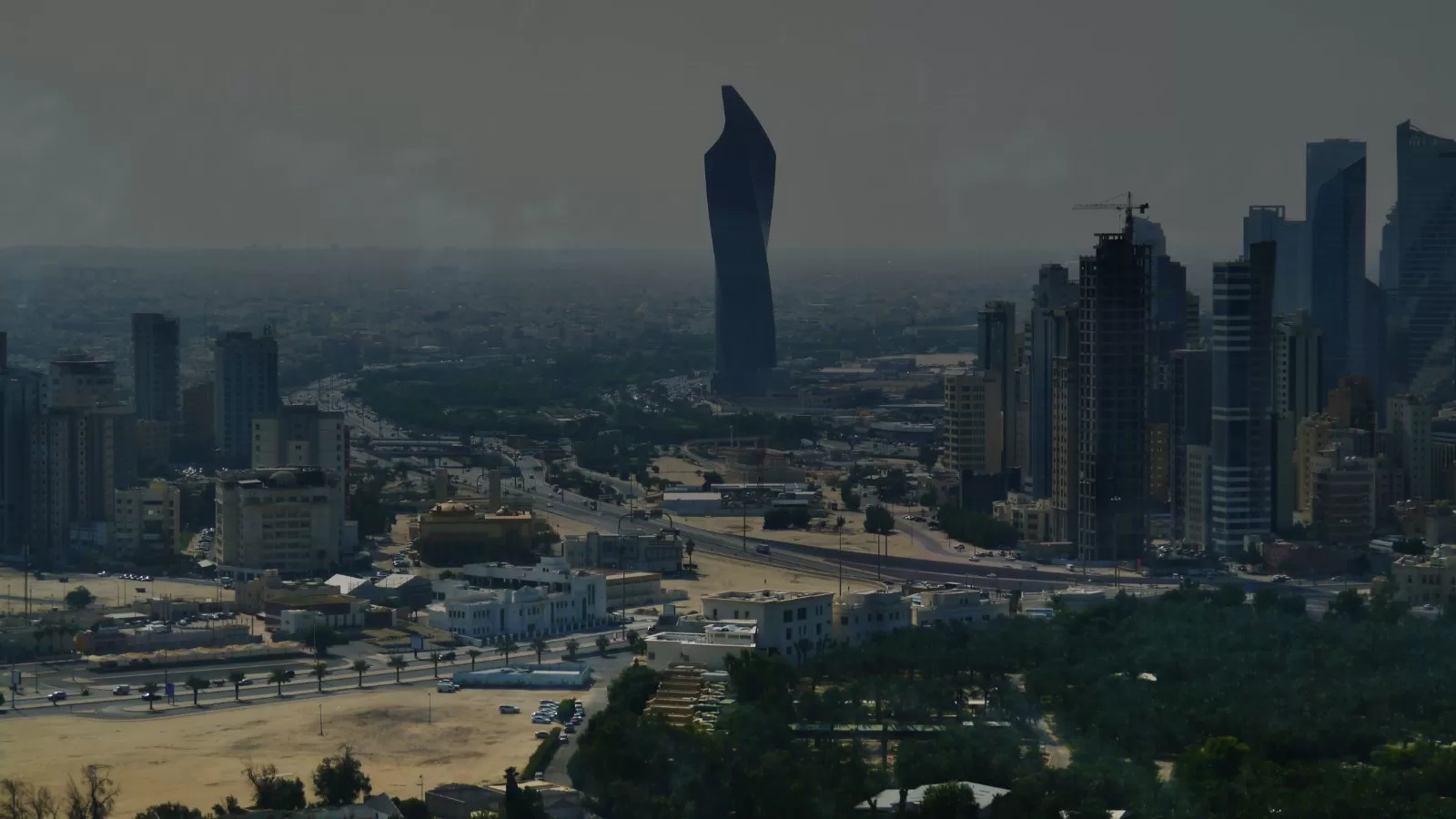 مدينة الكويت من الاعلى، وبرج الحمرا في وسط الصورة