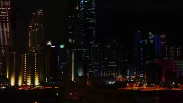 افق مدينة الكويت ليلا وابراجها مضاءة