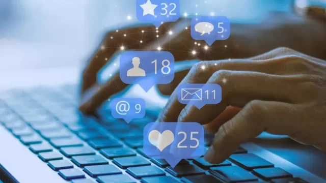 استخدام وسائل الاعلام الاجتماعي على الهاتف