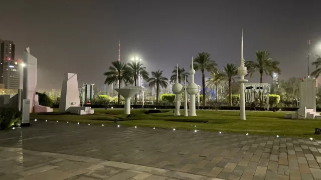 مجسم مصغر لمدينة الكويت وسط المساحات الخضراء في حديقة الشهيد