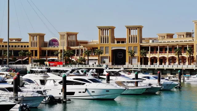 سوق شرق والمرسى على شارع الخليج العربي في مدينة الكويت
