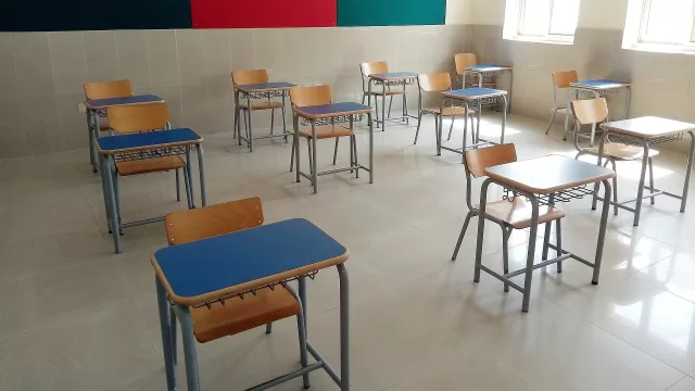 فصل دراسي مرتب بمقاعد فردية ونوافذ