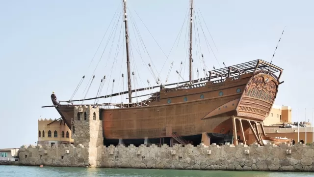 سفينة الهاشمي الثانية الخشبية الكويتية راسية على الواجهة البحرية
