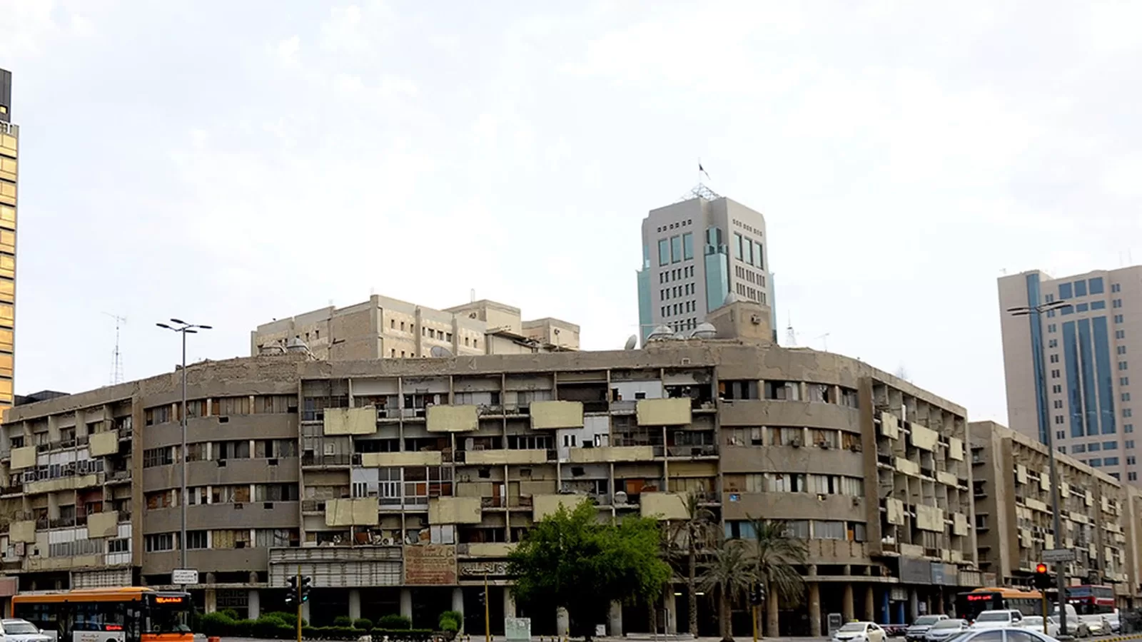محلات تجارية في أحد شوارع مدينة الكويت