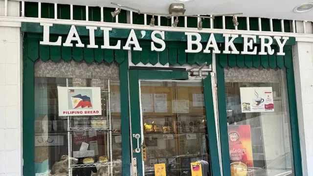 واجهة مخبز ليلى في السالمية بلافتة خضراء وكتابة Laila’s Bakery