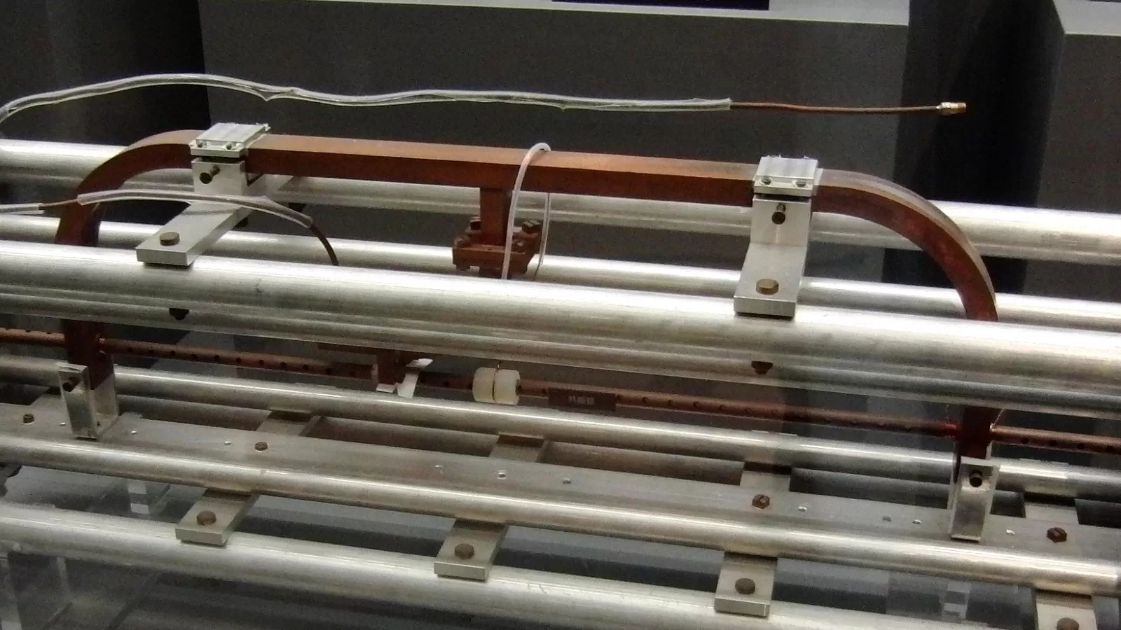 Caesium beam resonator tube on museum display, caption strip cropped away. Source: Wikimedia Commons, File:Atomic Clock
