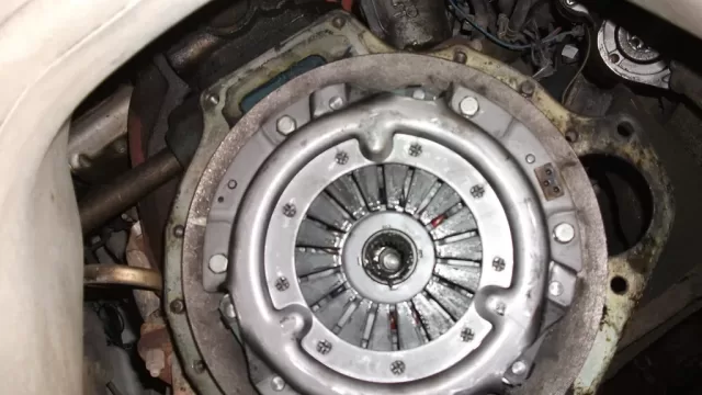 A car clutch mechanism
