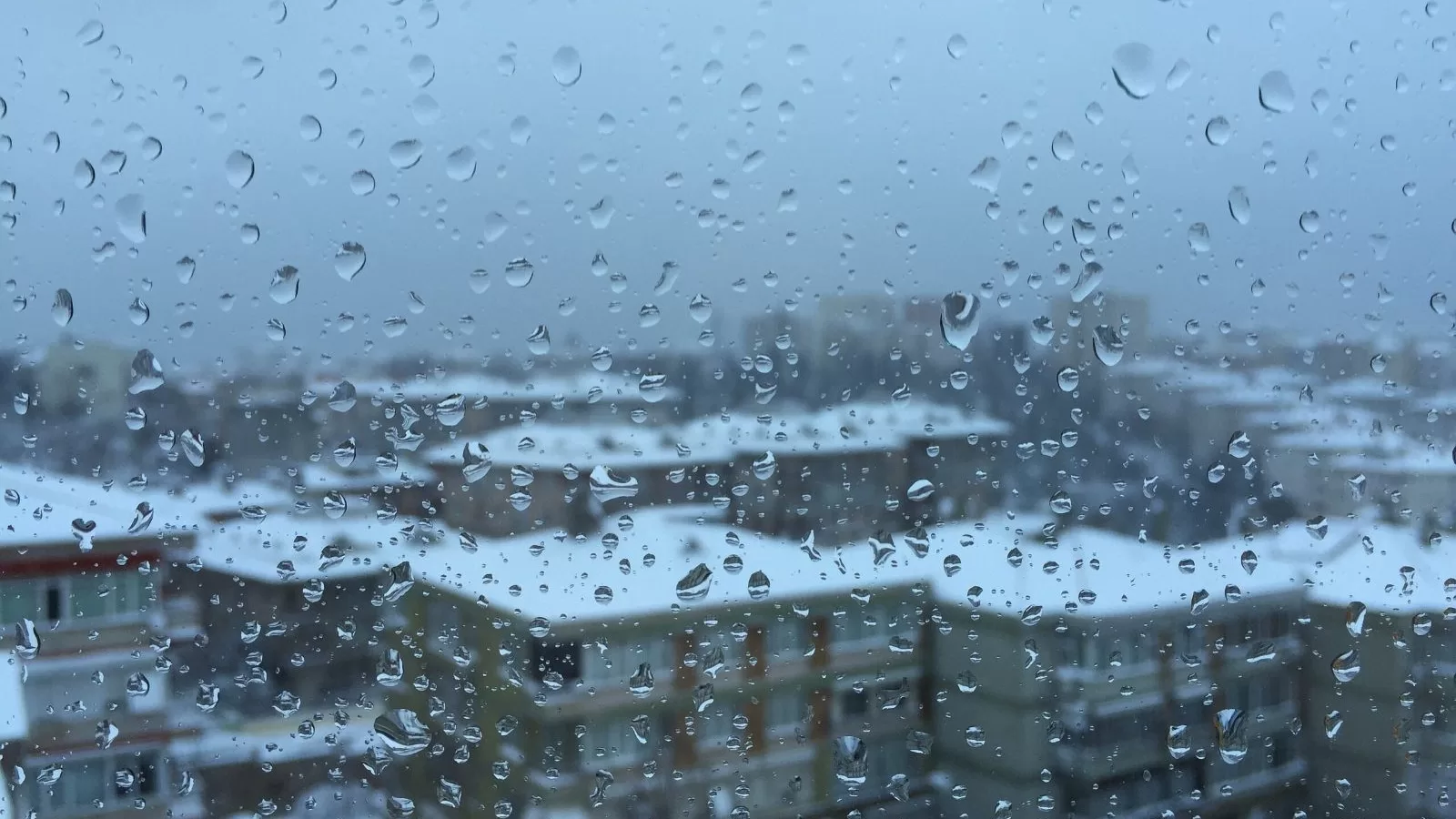 مطر على نافذة تطل على مدينة اسطنبول