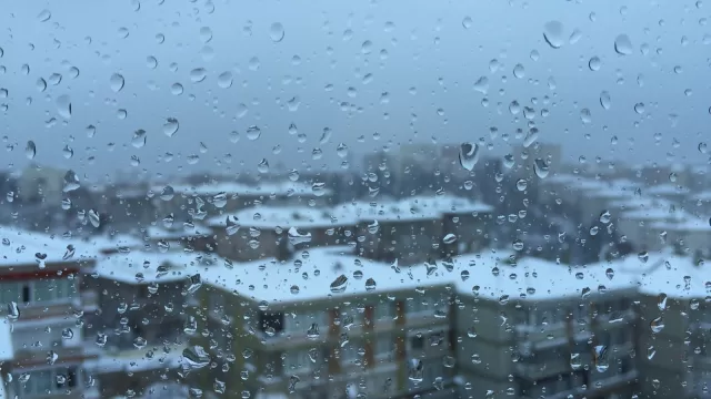 مطر على نافذة تطل على مدينة اسطنبول