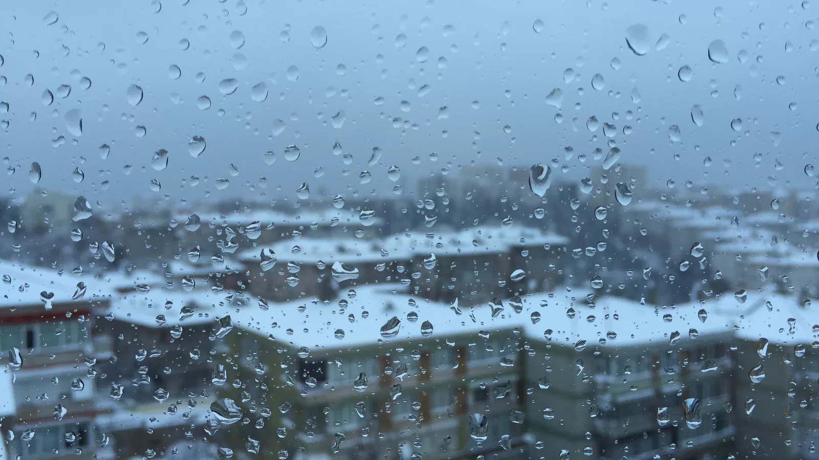 مطر على نافذة تطل على مدينة اسطنبول