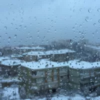 مطر على نافذة تطل على مدينة اسطنبول