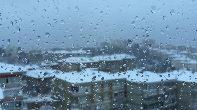 مطر على نافذة تطل على مدينة اسطنبول