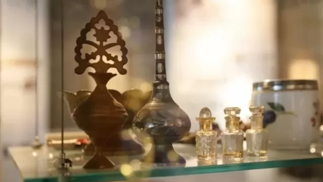 A kohl pot, oud chips and an incense burner arranged together