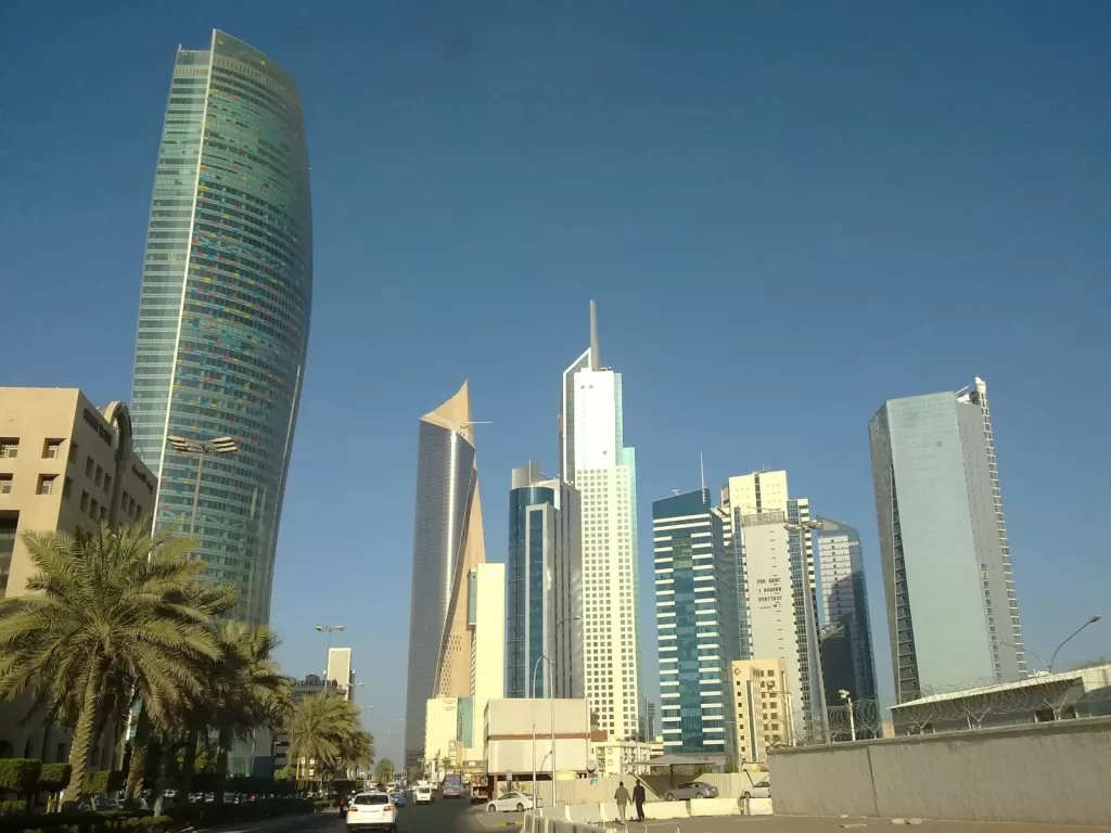 تحويل الزيارة الى اقامة: مئة وخمسون دينارا، والعمالة المنزلية مستثناة