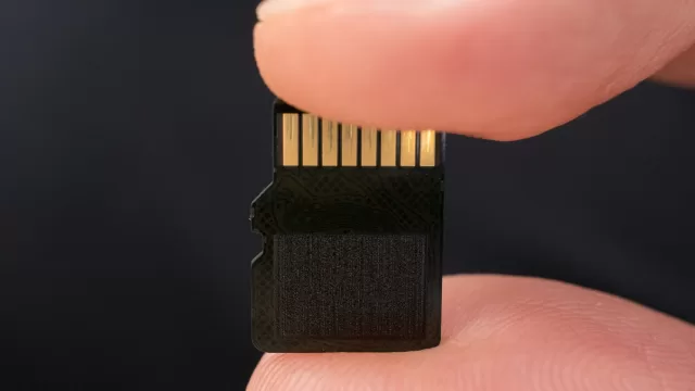 بطاقة ذاكرة microSD من جهة الملامسات الذهبية