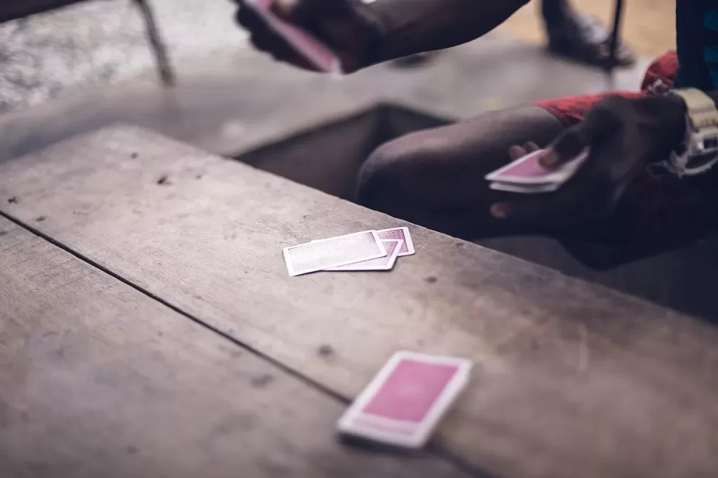 Kout Bosta: Six Players, Nine Cards, and Whoever Misjudges Is Charged Double