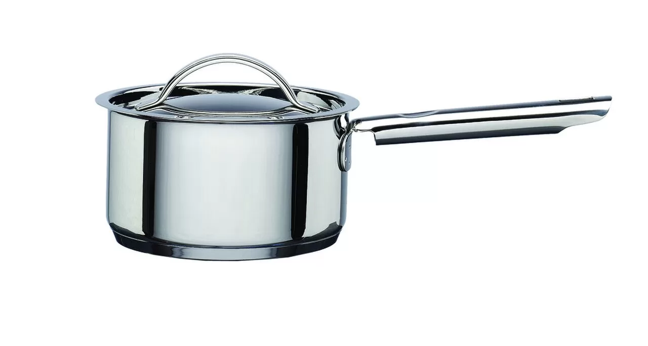 A saucepan with a side handle