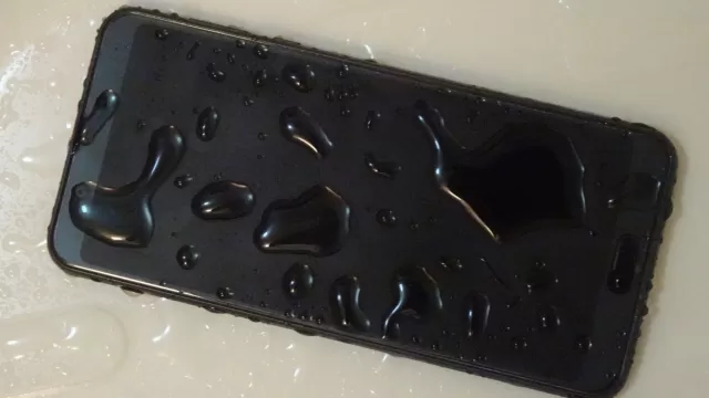 هاتف ذكي مبلل بالماء