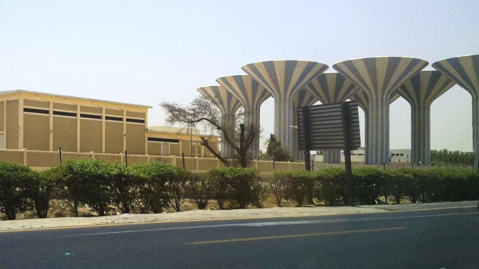 مجموعة من ابراج المياه الكويتية على جانب الطريق