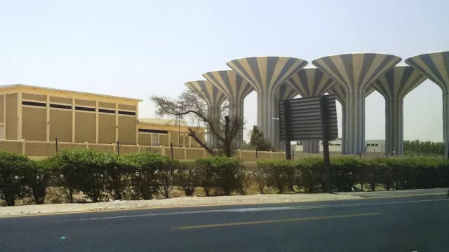 مجموعة من ابراج المياه الكويتية على جانب الطريق