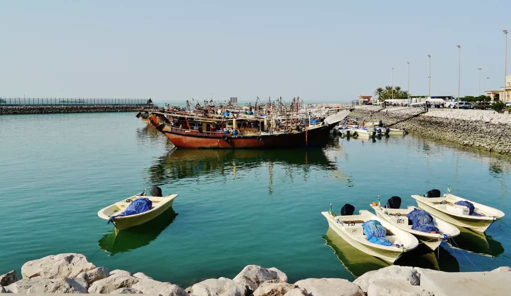النقع: احواض من صخر البحر بلا اسمنت حمت سفن الكويت من رياح الشمال