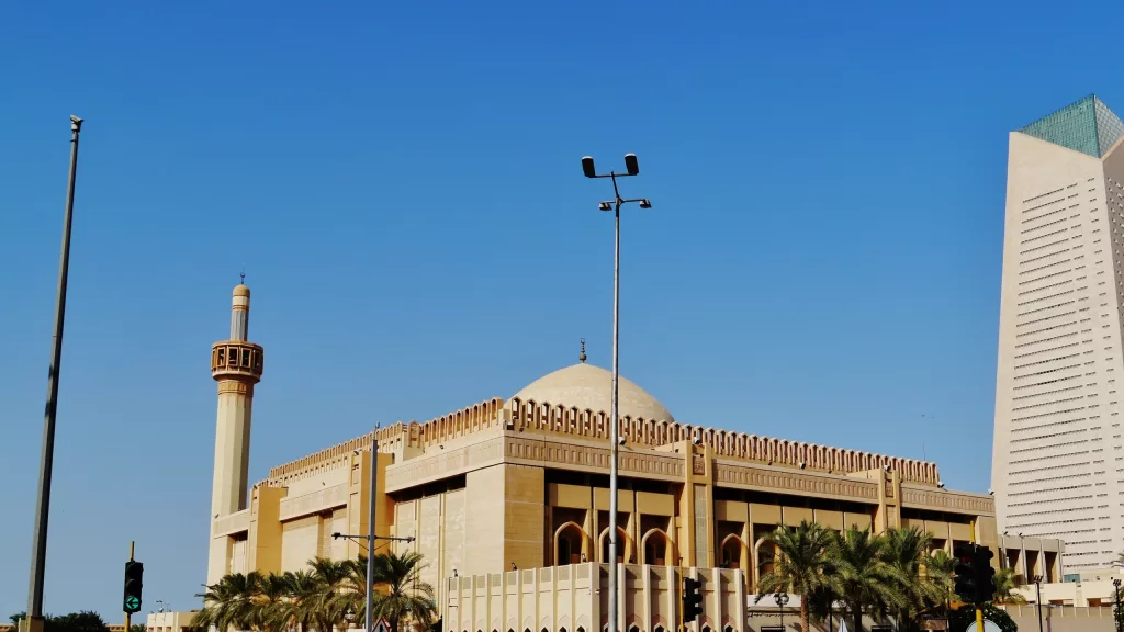 المسجد الكبير 1986: قبة بقطر 30 مترا فوق قاعة من 144 نافذة