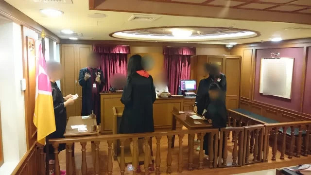 قاعة محكمة مصغرة في مدينة للاطفال