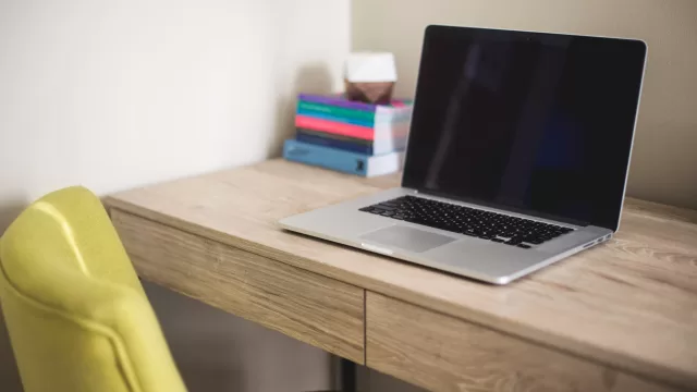حاسوب محمول على مكتب