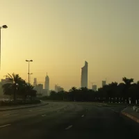 حركة السير على طريق في مدينة الكويت عند الغروب