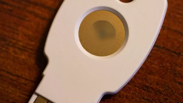 مفتاح امني يوصل بمنفذ USB على سطح خشبي